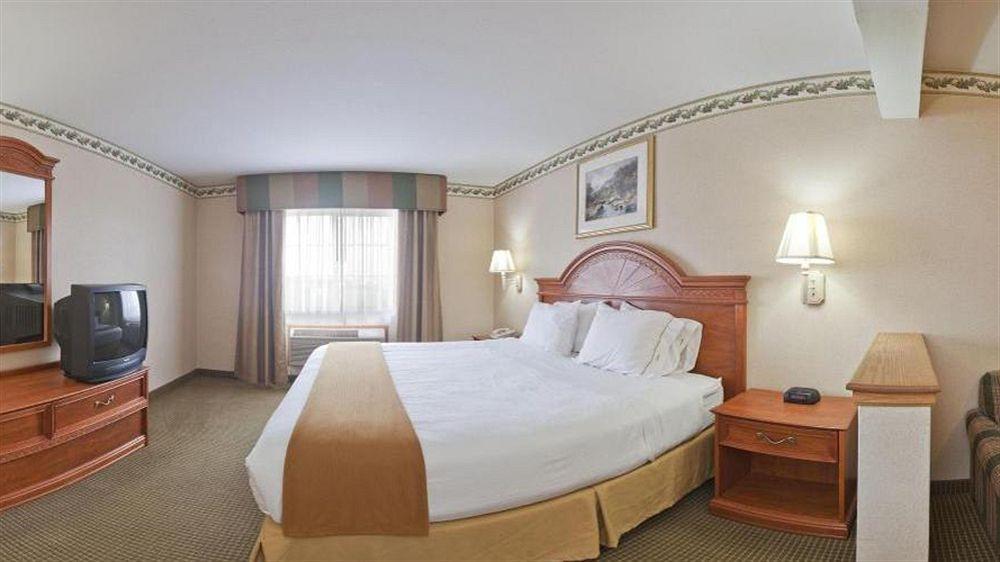 Holiday Inn Express Hotel & Suites Defiance By Ihg Екстериор снимка