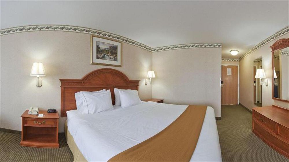 Holiday Inn Express Hotel & Suites Defiance By Ihg Екстериор снимка